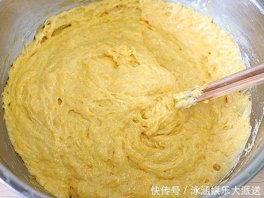 搅拌均匀|教你电饭锅蒸发糕,1碗玉米面加2个鸡蛋,出锅比蛋糕好吃