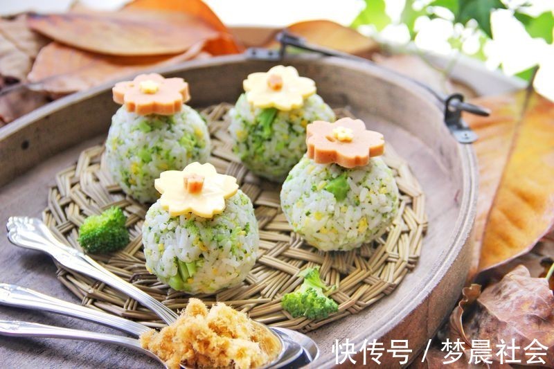 自制|自制肉松饭团,搭配西兰花,好吃又营养