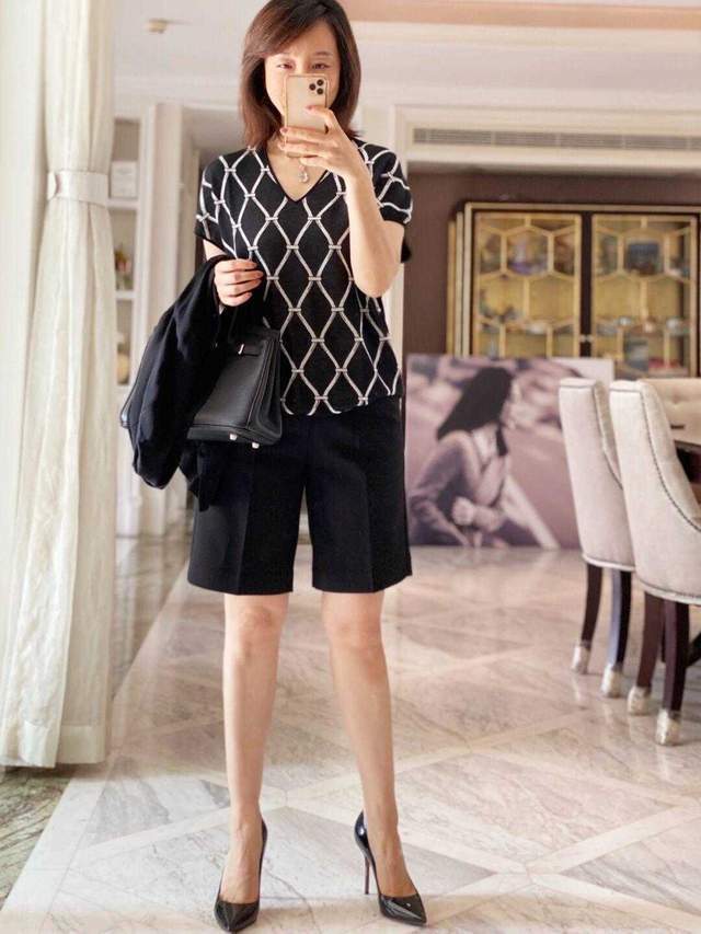 紧身裤|不挑年龄的“红色”T恤,搭配牛仔裤简约又通勤,可甜可咸