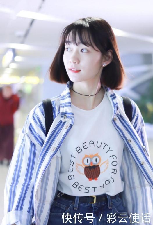 段奥娟瘦了之后穿衣服太好看了吧！白色T恤配条纹衬衫，明艳动人