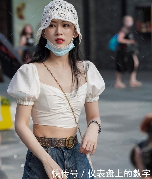 本公司|花边帽配洁白泡泡袖上衣,清新高贵,浓重怀旧复古风