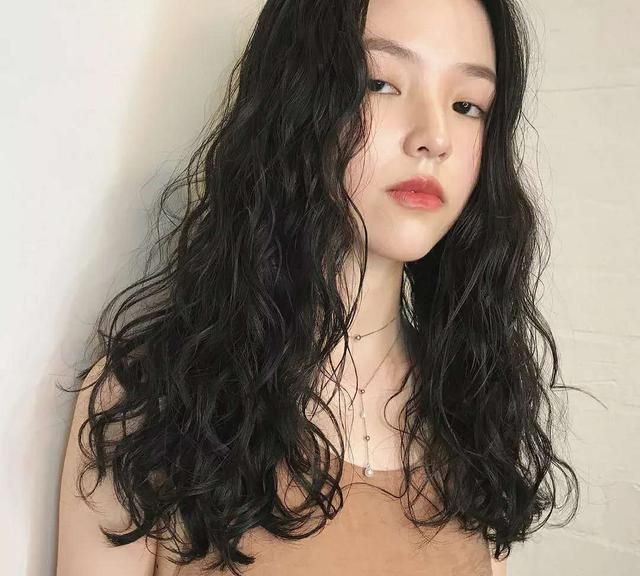 怎么样烫头蓬松还不显老?搞懂这三个减龄发型,小卷洋气大卷时尚