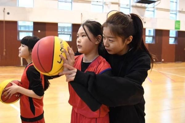 作业在学校里都完成啦！ “课后作业看护”为家长解除后顾之忧