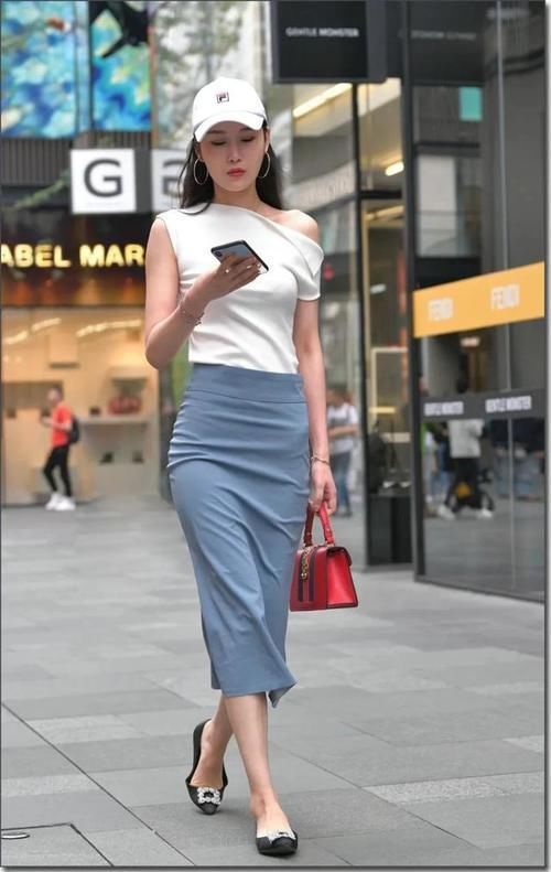 暗夜时尚|暗夜时尚:小姐姐淡蓝色裙子,走在街区太靓丽了