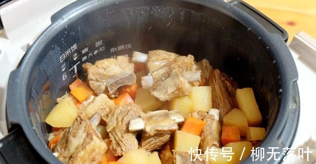 天冷了就爱简单快手的美食，香喷喷的饭菜一锅出，网友想去蹭饭！