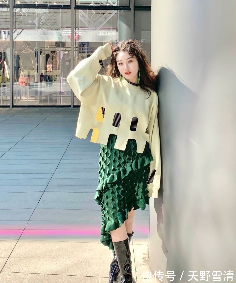 圈粉 长相不惊艳、个头也矮,她为啥凭穿搭圈粉5万?这穿衣配色绝了