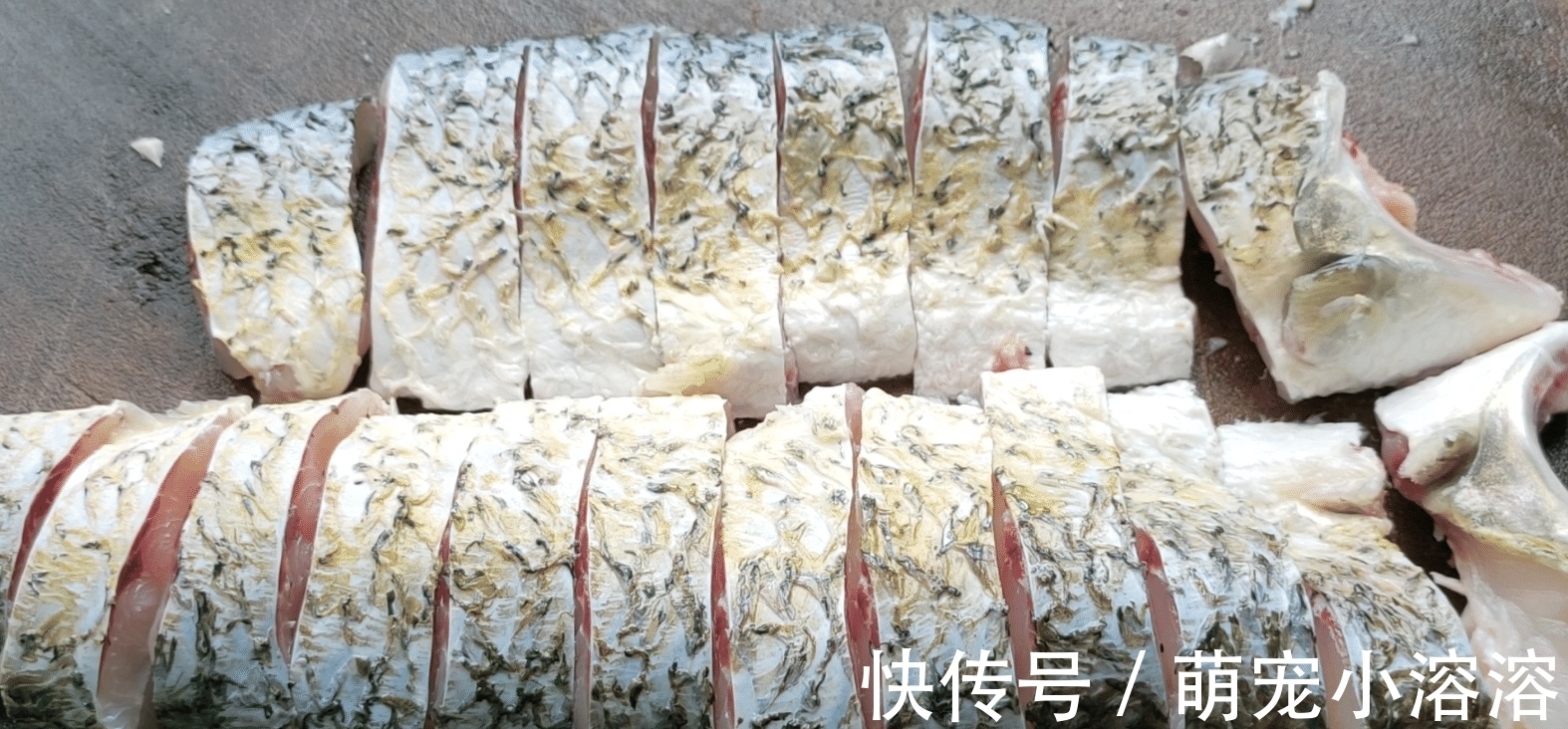 姜葱|草鱼这样做，酥香好吃又开胃，配料做法简单，一次做3斤也不够吃
