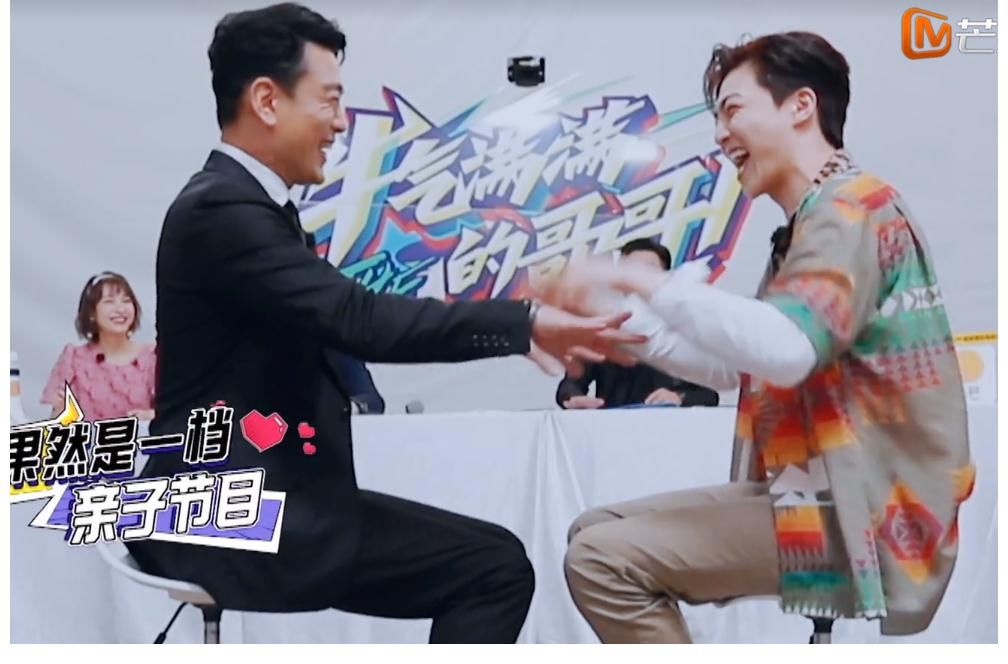 耀慶哥|陳立農(nóng)王耀慶玩打手板游戲，嗨到極點時，農(nóng)個笑成地主家的“傻兒子”