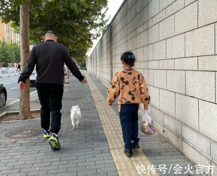 |36岁岳云鹏遛狗被拍!脚步轻快动作搞笑,8岁小女儿手提大包辣条