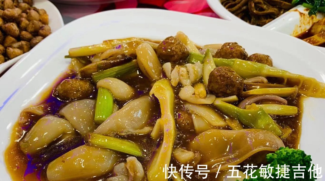 朋友办满月酒，总共花12800多元，晒到朋友圈，大家说菜很实惠！