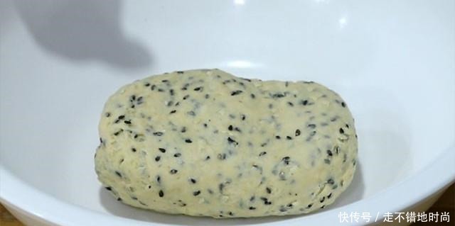 面点师偷偷告诉你,炸麻叶香酥焦脆的秘诀,原来技巧在和面上