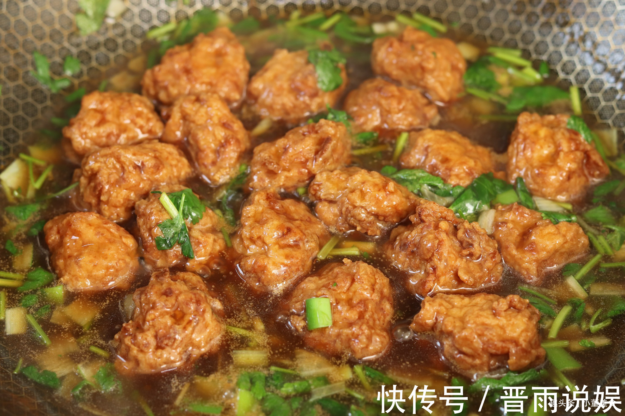 炸丸子|炸肉丸子,牢记“加2水,放3样”,丸子外酥里软,放凉也不硬