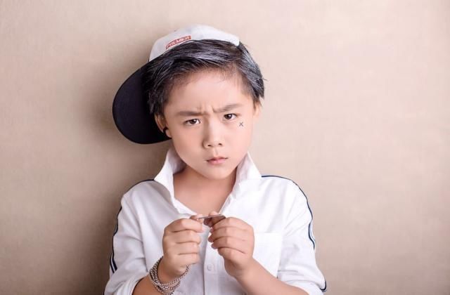 车子|5岁孩子用钥匙划伤车子,被宝爸暴揍,看清车子后悔不已