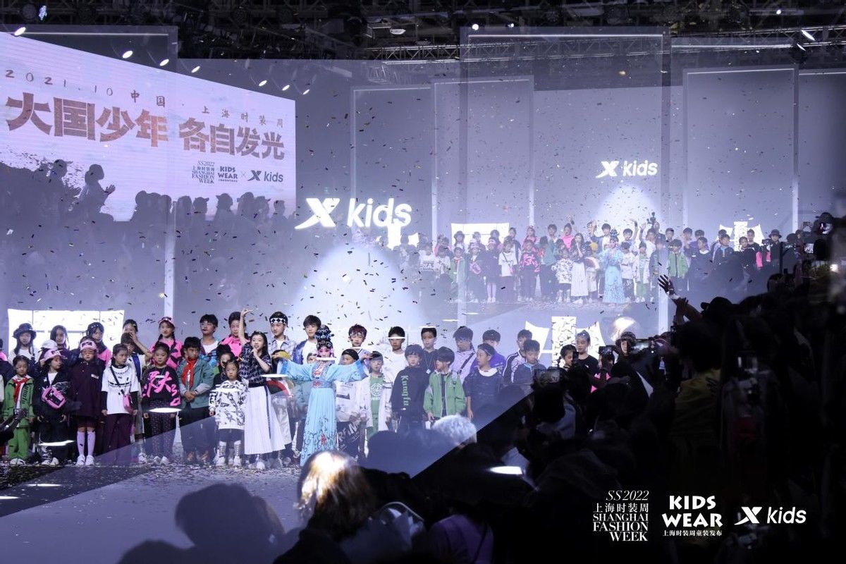 走秀 特步儿童X上海时装周kids wear 为大国少年建发光舞台，领潮新风尚