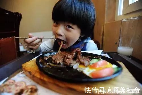 小潘|俩娃一个天天吃猪肉,一个天天吃鱼、牛肉,3年后2人差距太明显