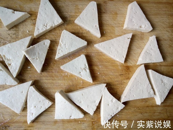 家常豆腐|豆腐此做法比肉都好吃，外酥里嫩，两块钱一大盘，全家抢着吃