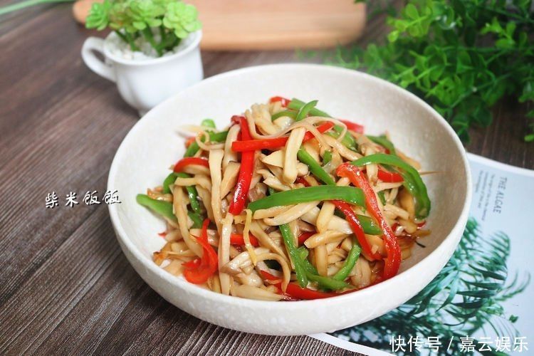 这三样一起炒,又鲜又脆,吃一口鲜嫩多汁,比肉嚼起来更香