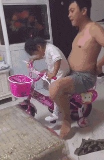 |搞笑GIF：难怪这妹子的做的东西味道十足的！原来如此