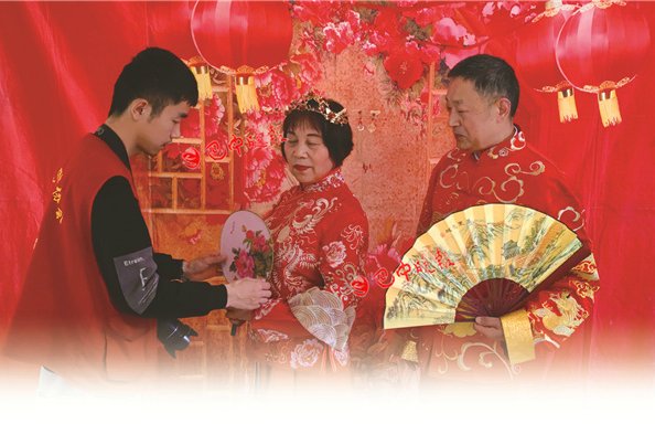 免费为老年夫妻拍婚纱照 一起感受最浪漫的事