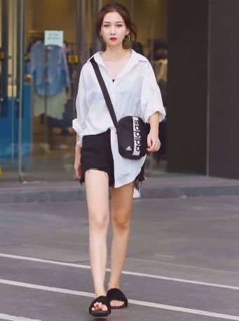 美腿|街拍：穿短裤逛街的小姐姐，秀出美腿很养眼