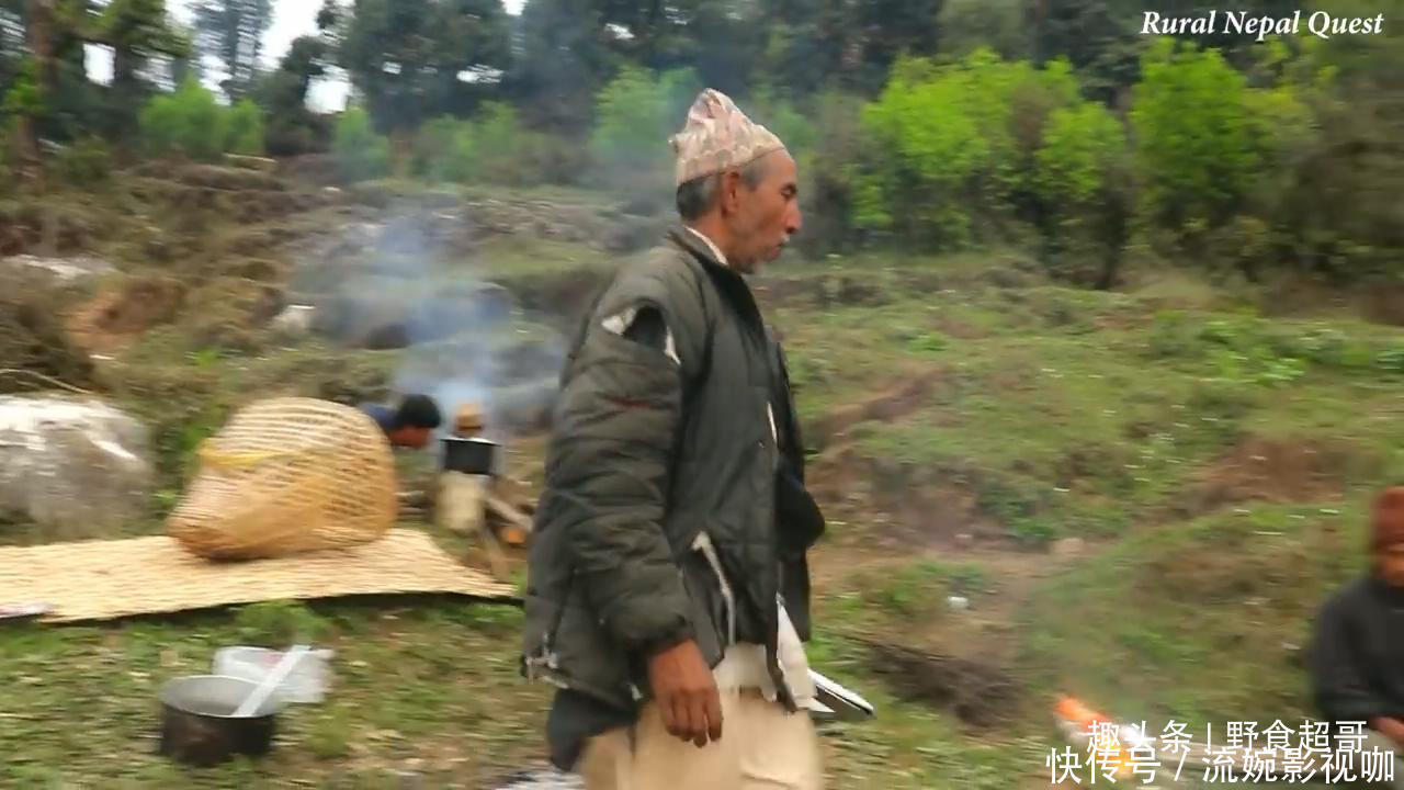中国小伙在尼泊尔花8000卢比买下一头羊,请当地老人吃羊肉