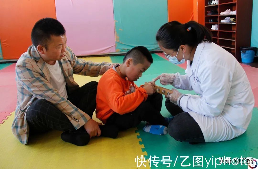 治疗|双胞胎同患脑瘫,奶奶患病后拒绝治疗,弥留之际叮嘱儿子救孩子