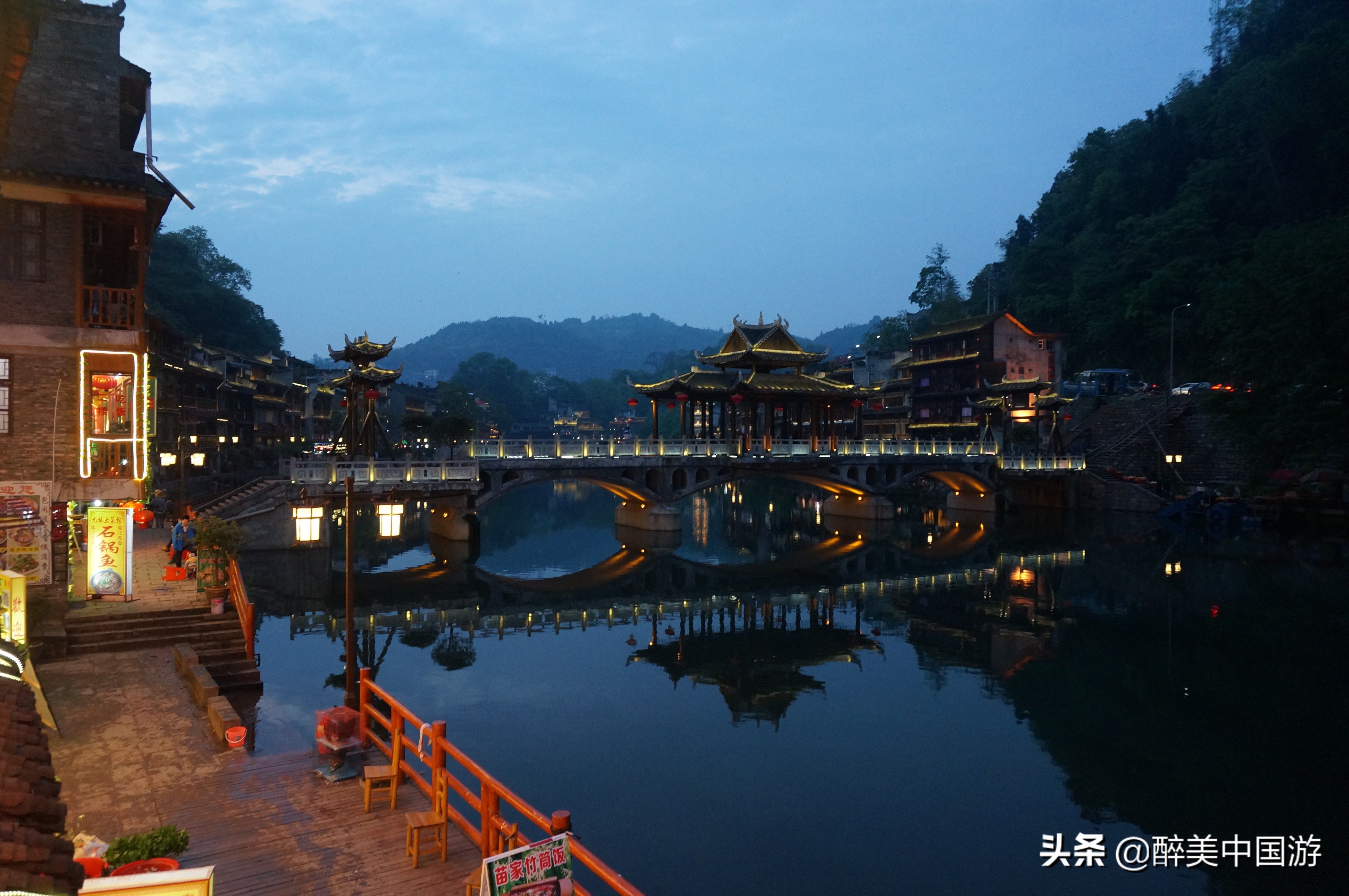 两岸|畅游沱江，江水碧绿清澈，两岸吊脚楼古朴典雅，景色别致