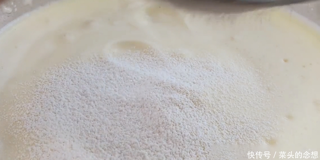 想吃小蛋糕不用买,4个鸡蛋半碗面粉,教你简易做法,蓬松又香甜