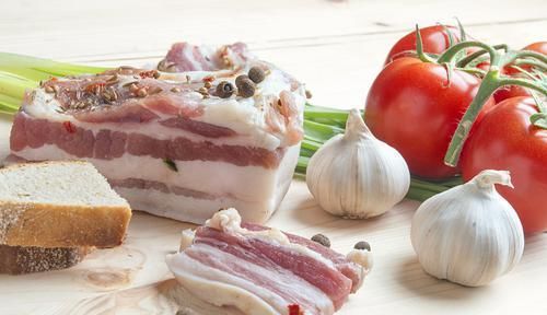 人过了50岁，管住嘴最关键，5种食物少吃为妙，有助健康长寿