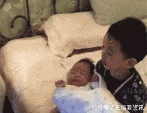 大妈|大爷，你当着大妈的面亲美女，胆子真大啊，笑死人了