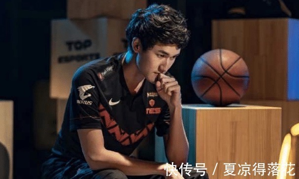 电灯泡|Karsa恋情遭曝光,二次元画风女友可爱甜美,像动漫中走出的萌妹