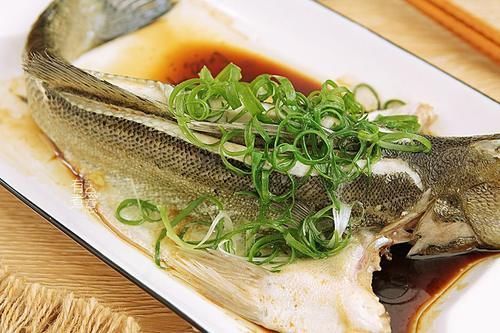 正确|清蒸鱼,放盐和生抽都不对!厨师:教你正确做法,鱼肉鲜嫩无腥味