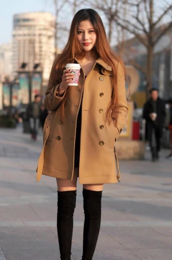 抹胸衣 云髻峨峨的美女, 一件抹胸衣配黑色长裤, 尽显成熟女人韵味