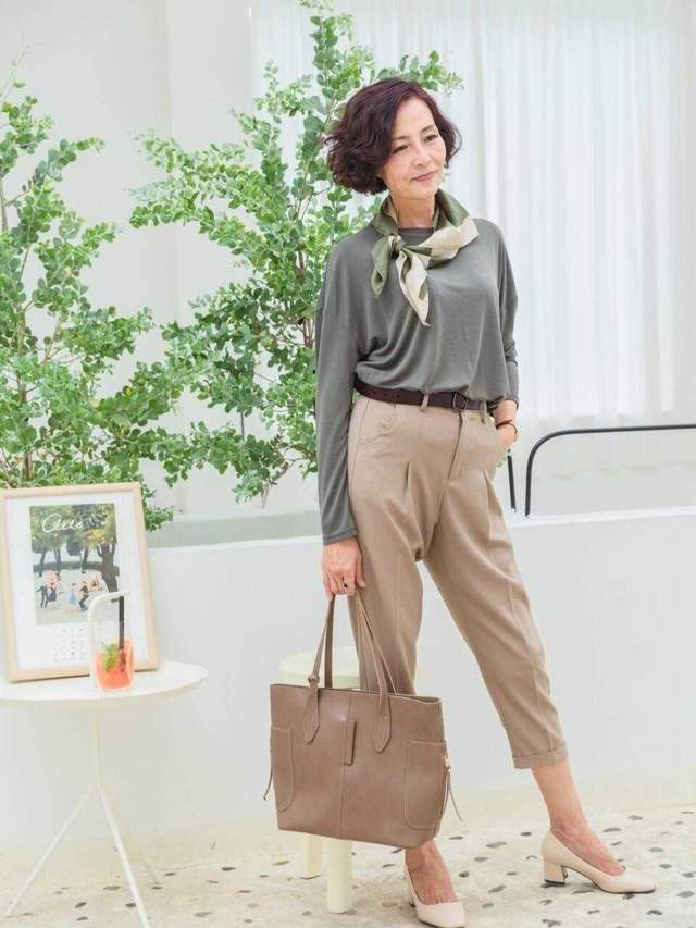 丝巾|4、50岁的穿衣技巧分享,摆脱大妈感,让你减龄又气质时尚感