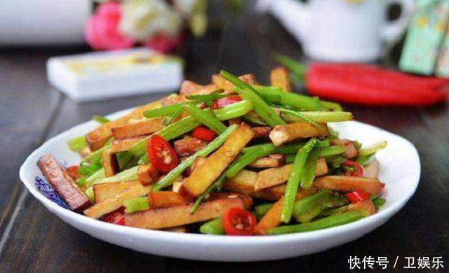 口感|炒芹菜,别一来就直接下锅炒,大厨多加1步,芹菜翠绿口感清脆