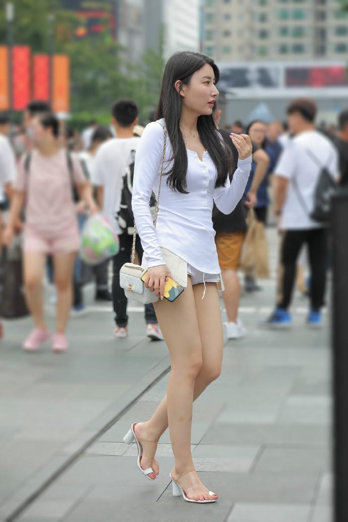 腿部线条|街拍简约减龄又靓丽,短裤穿搭让你的气质更具青春风采