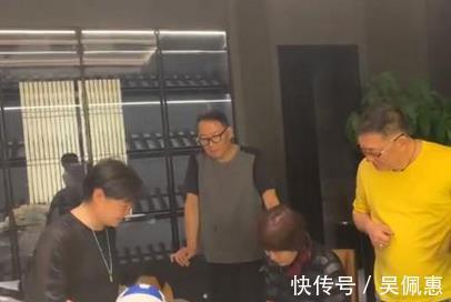 中国女排|郎平师徒聚餐，郎平暖心为好友签名，教授丈夫默默陪伴，太暖了！