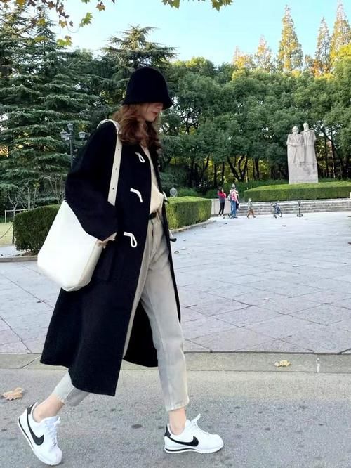 先把“羽绒服”收起来吧，今年流行这几款外套，保暖时尚还百搭