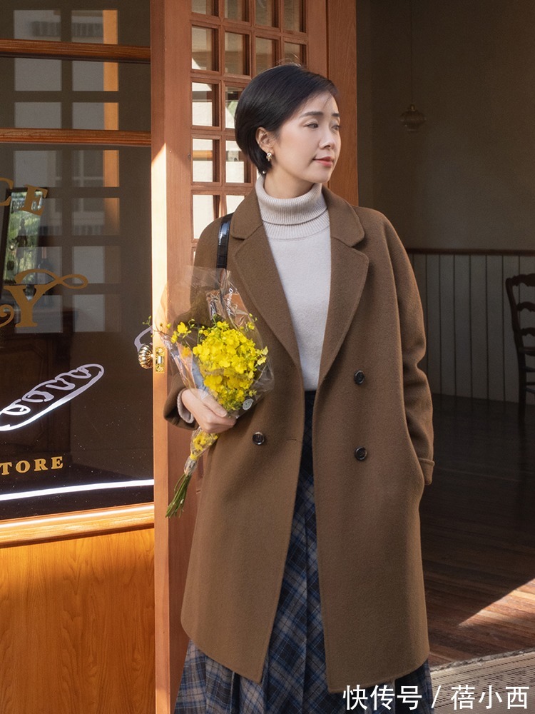 廉价感|40岁女人穿大衣如何避免廉价感?注意这2个细节,不时髦高级才怪