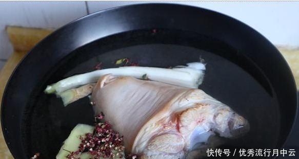 我家年夜饭之蒜泥肘子，不红烧不油炸，做法简单，家人都喜欢