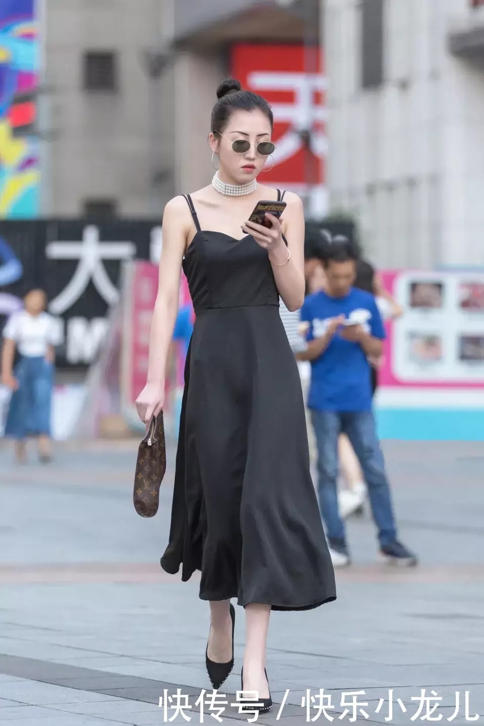 街头的时尚，白皙肌肤搭配高跟鞋，秀出性感苗条身材