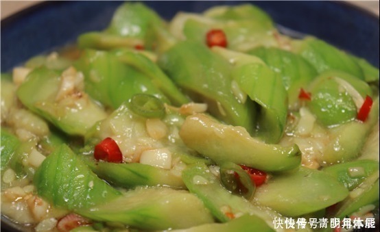 炒丝瓜有人焯水，有人直接炒，难怪不好吃，饭店大厨教你正确做法