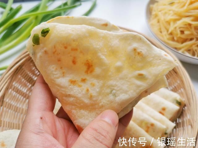 不粘锅|一家三口的晚餐,10张饼1盘菜,好吃接地气,老公抱怨没吃饱