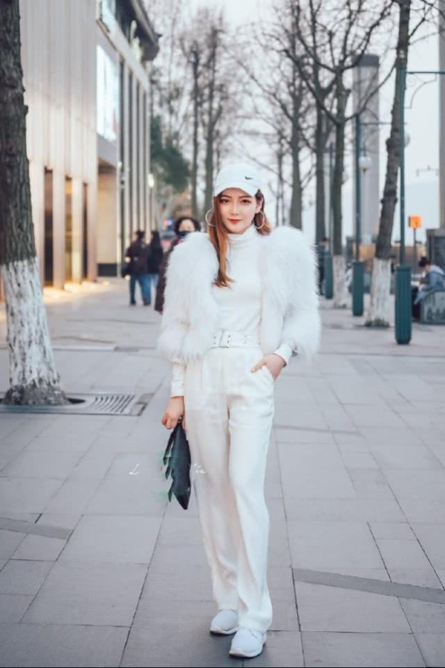 街拍:美女红色挂脖背心搭配牛仔热裤,清清爽爽的还很显腿长