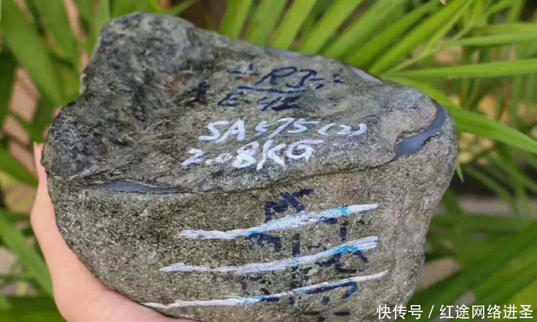糯冰|好运爆棚！600元买的翡翠原石切开价值直升六位数！