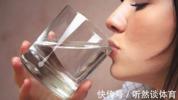 十个月|孕期在这四个时间段喝水,羊水会更“清澈”,对胎儿发育好处多