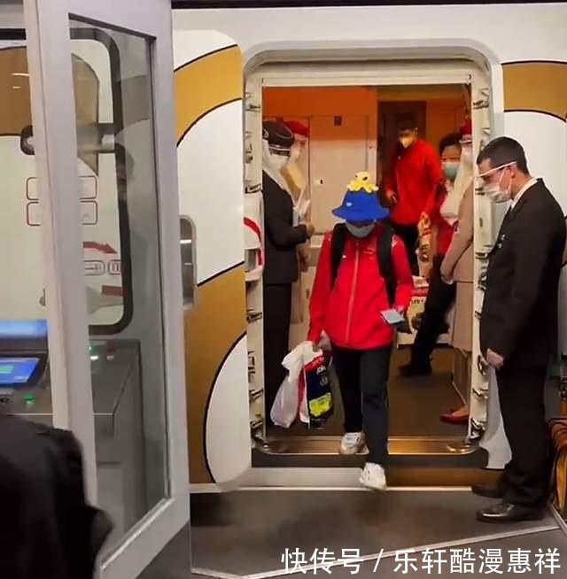中国游泳队|全红婵平安回国!拎着大包小包给家人买礼物,仅拿铜牌也有大收获