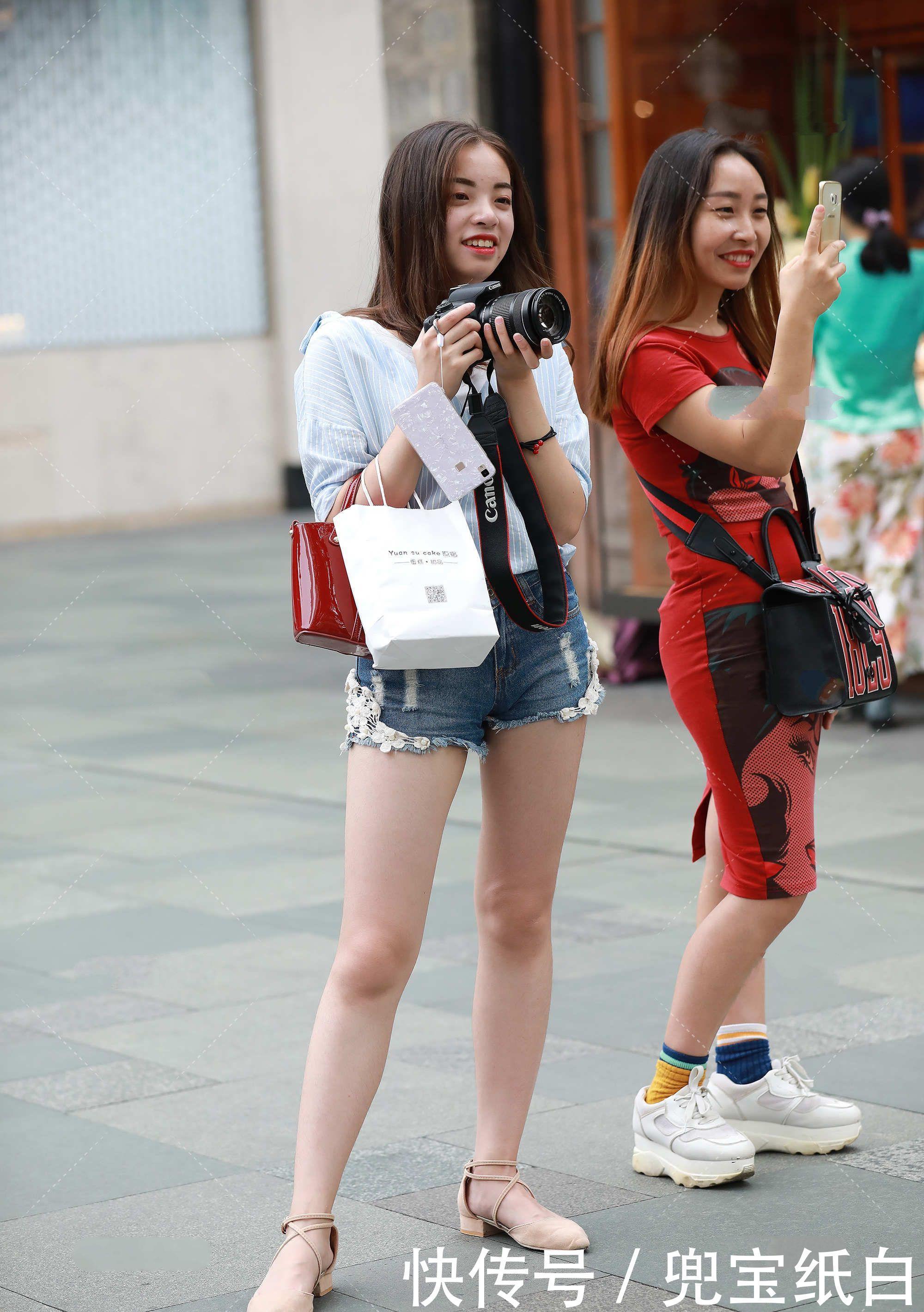 衬衫和牛仔裤的碰撞，休闲又时尚，适合大部分人穿