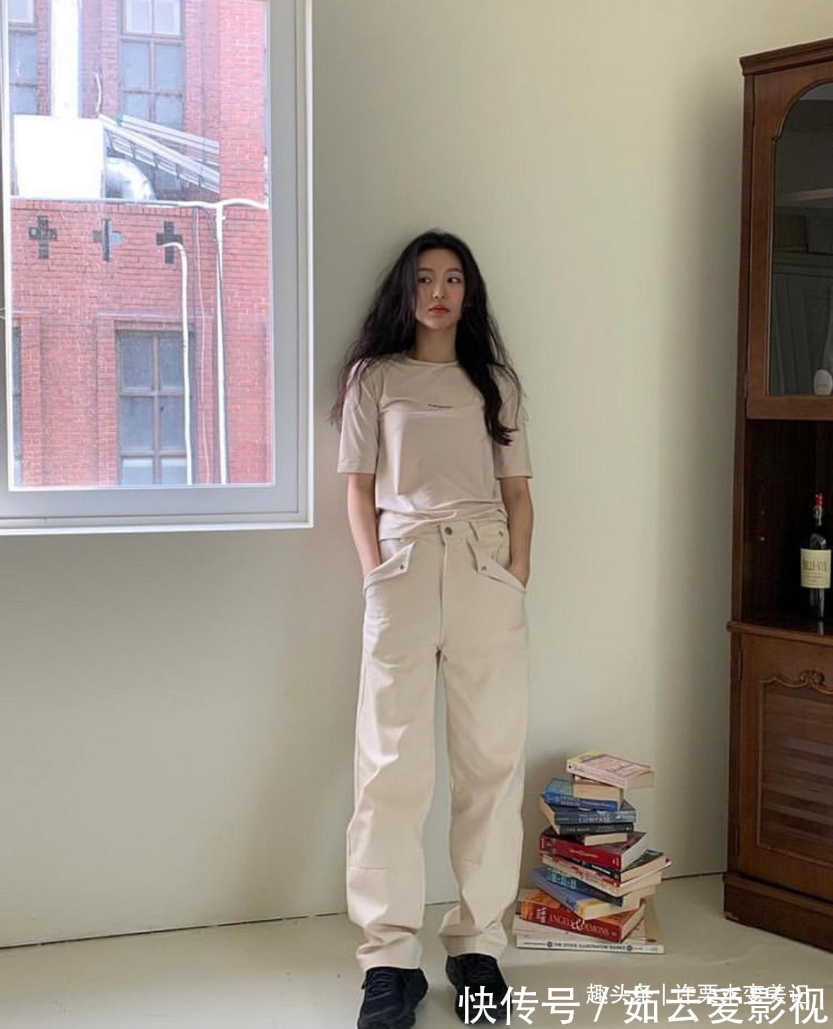 颜色|建议皮肤黄的女性,少穿黑白灰!多穿这5种“颜色”,非常显气质