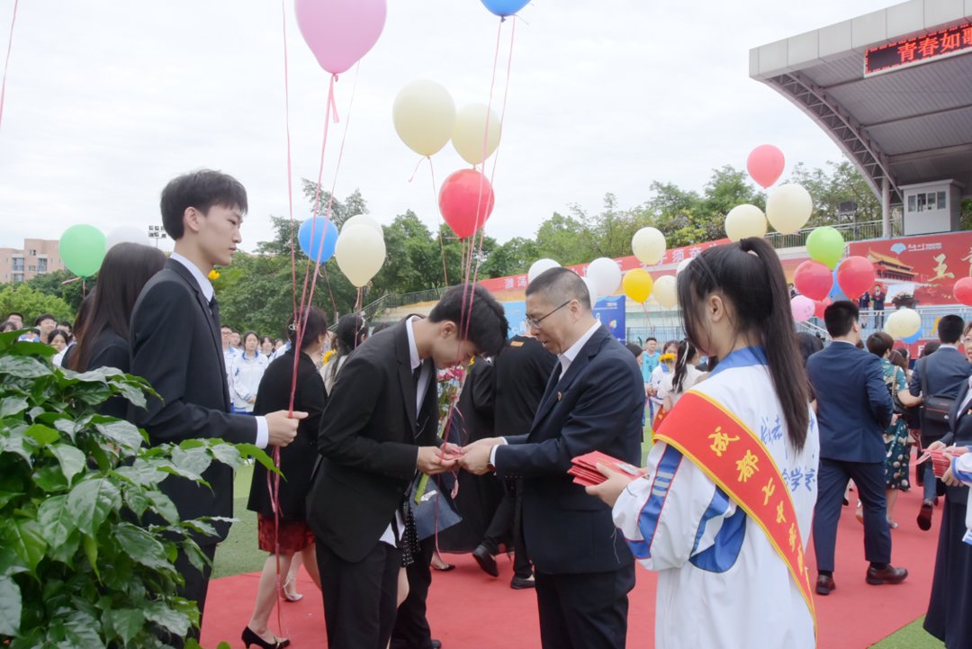 封面新闻|走过成人门，放飞写满梦想的气球……高考前成都一学校为高三学子举办成人礼